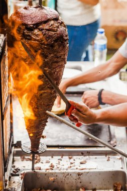 Meksika tacoları ve sığır eti pişirmek, Mexico City 'de geleneksel sokak yemekleri.