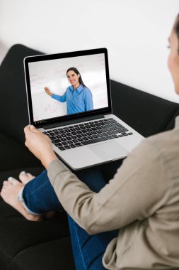 Latin bayan öğrenci çevrimiçi ders izliyor ve Mexico City 'de evden ders çalışıyor.