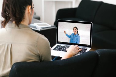 Latin bayan öğrenci çevrimiçi ders izliyor ve Mexico City 'de evden ders çalışıyor.