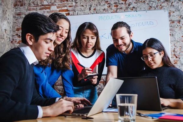 Grupo Jóvenes Empresarios Latinos Que Trabajan Con Computadoras Mientras Pasan —  Fotos de Stock