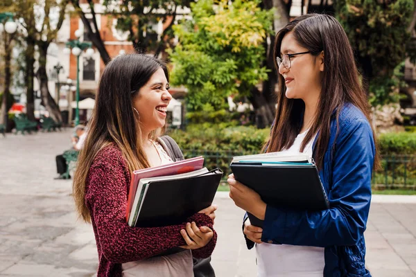 Unga Latinska Kvinnor Vänner College Studenter Latinamerikanska — Stockfoto