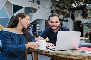 Latin Amerika 'da üniversitede laptopla birlikte okuyan iki İspanyol öğrenci.