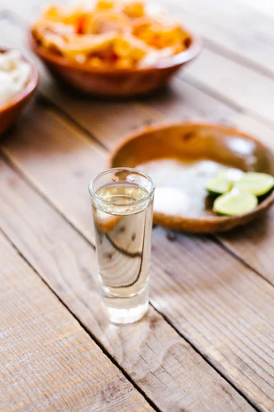 Tequila Mexicano Con Lima Sal Una Mesa Rústica Ciudad México — Foto de Stock