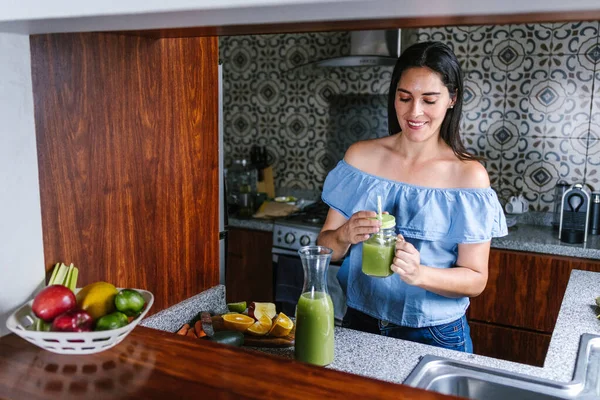 Latinsk Kvinne Som Lager Grønn Smoothie Eller Demoksesaft Kjøkkenet Hjemme – stockfoto