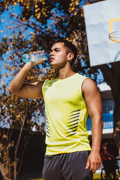 Retrato Joven Latino Bebiendo Una Botella Agua Después Entrenar México —  Fotos de Stock
