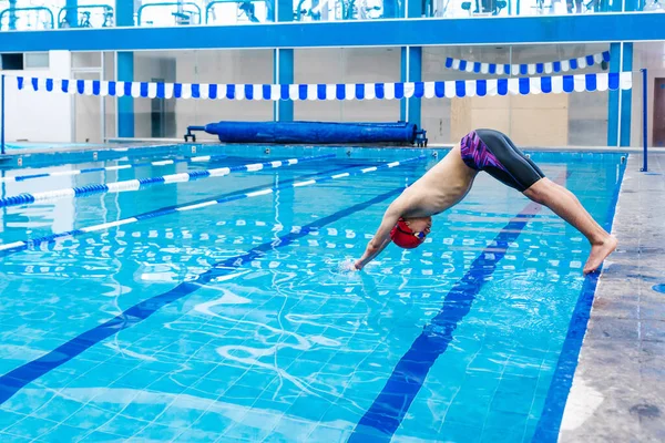 Mladý Hendikepovaný Sportovec Skákající Bazénu Během Plaveckého Výcviku Ruční Hypoplazií — Stock fotografie