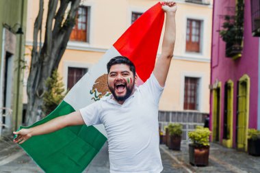 Mexico City 'de Meksika bayrağı sallayan mutlu adamın portresi.