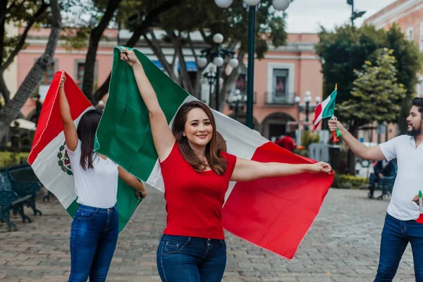 Stolze Mexikanische Frau Mit Mexikanischer Fahne — Stockfoto