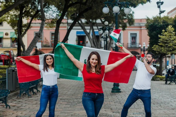 Mexikói Baráti Társaság Akik Mexikói Függetlenség Napját Zászlókkal Ünneplik Mexikóvárosban — Stock Fotó