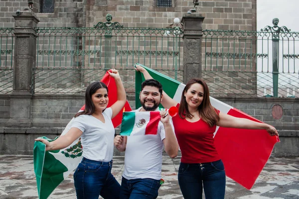 Jóvenes Mexicanos Con Banderas Ciudad México — Foto de Stock