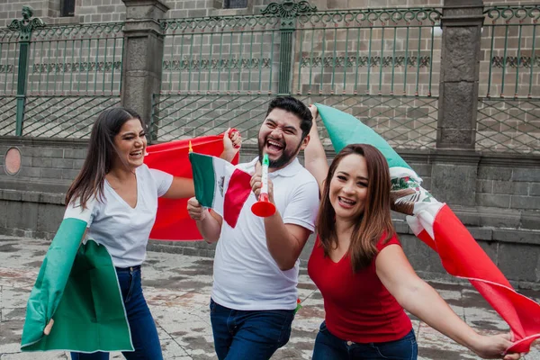 Glückliche Mexikanische Menschen Mit Fahnen Mexiko Stadt — Stockfoto