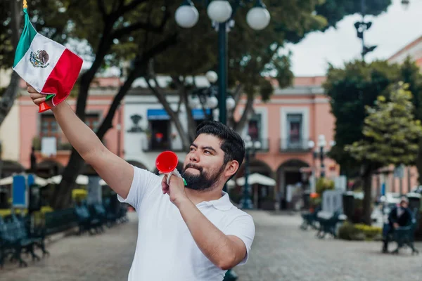 Hombre Mexicano Con Bandera Trompeta Celebrando Día Independencia Mexicana Ciudad — Foto de Stock