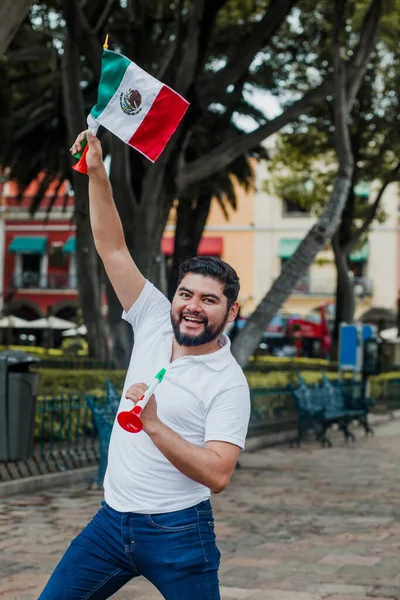 Mexikói Srác Zászlóval Trombitával Ünnepli Mexikói Függetlenség Napját Mexikóvárosban — Stock Fotó