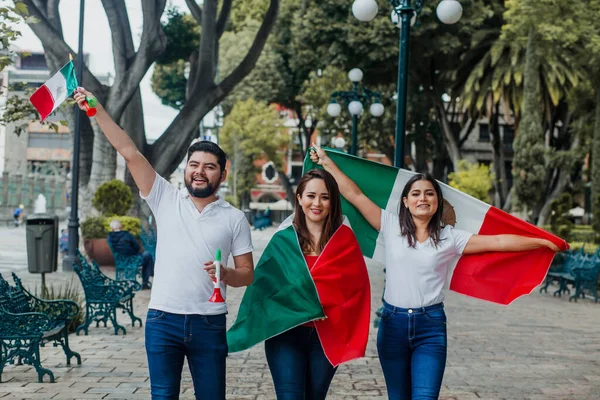 Gruppe Mexikanischer Freunde Feiert Mexikanischen Unabhängigkeitstag Mit Fahnen Mexiko Stadt — Stockfoto