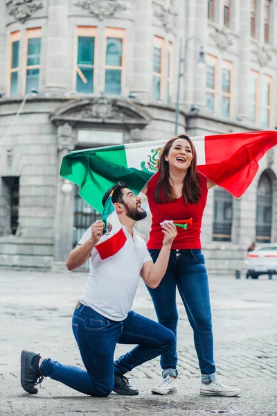 Torcedores Futebol Mexicanos Segurando Bandeiras Trombetas Para Celebrar Cidade México — Fotografia de Stock