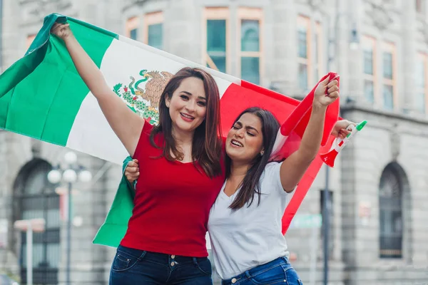 Mulheres Mexicanas Sorridentes Com Bandeiras Desfrutando Festa Dia Independência Mexicana — Fotografia de Stock