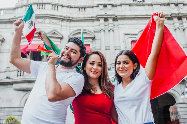 Grupo Fãs Futebol Mexicano Segurando Bandeiras Trombetas Cidade México — Fotografia de Stock