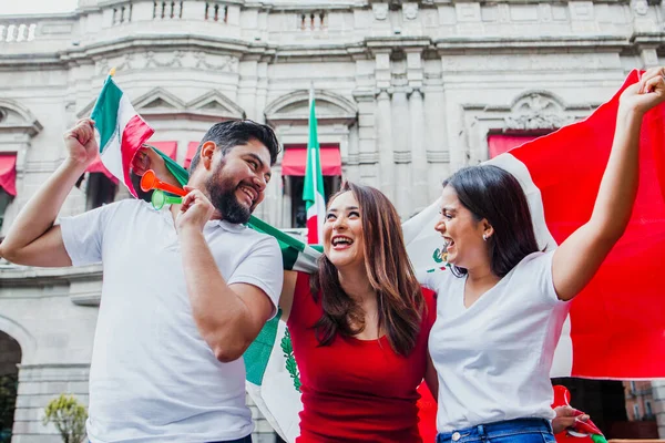 Fãs Futebol Mexicanos Com Bandeira Mexicana Celebrando Livre México — Fotografia de Stock