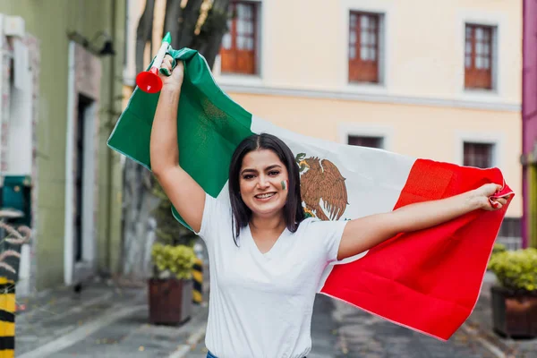 Retrato Niña Mexicana Cinco Mayo Sosteniendo Una Bandera México — Foto de Stock