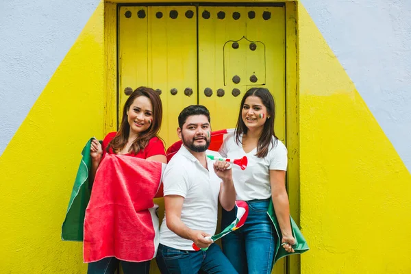 Mexican Friends Flags Trumpets Independence Day Mexico City — Stock Photo, Image