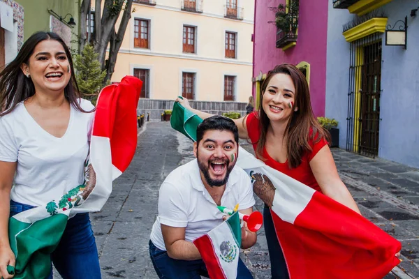 Jovens Fãs Futebol Mexicano Segurando Bandeiras México — Fotografia de Stock