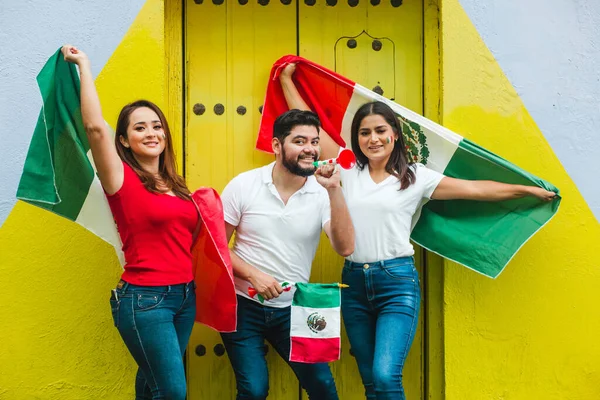 Jóvenes Mexicanos Con Banderas Celebrando Cinco Mayo Ciudad México — Foto de Stock