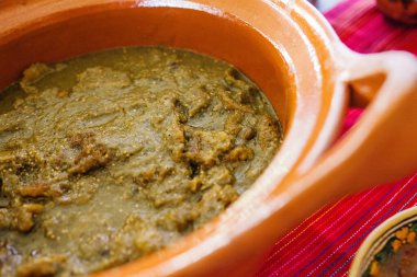 Chicharron en salsa verde veya yeşil soslu domuz kabuğu, Mexico City 'de geleneksel Meksika yemeği.