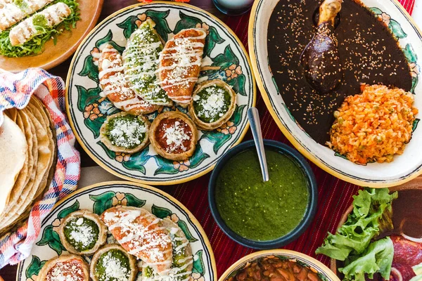 Platos Tradicionales Mexicanos Sopes Tacos Dorados Tortillas Mole Poblano Arroz —  Fotos de Stock
