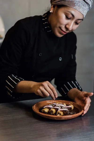 Мексіканка Готує Ресторані Традиційну Страву Моле Поблано Енчіладас — стокове фото