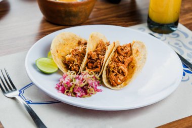 Cochinita pibil, soğan ve limonlu tacolar, Mexico City 'de geleneksel Meksika yemekleri.