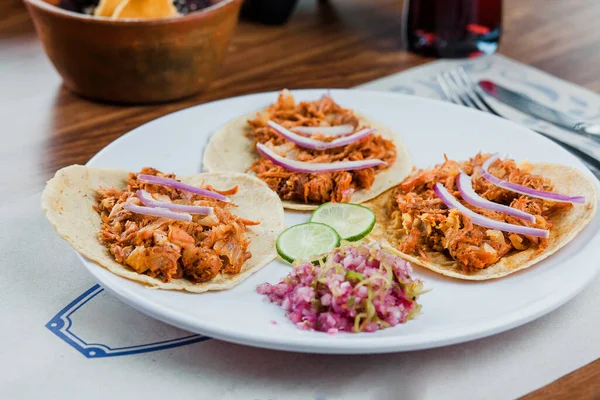 Tacos Mexicanos Con Cochinita Pibil Cebolla Limón Comida Tradicional Mexicana — Foto de Stock