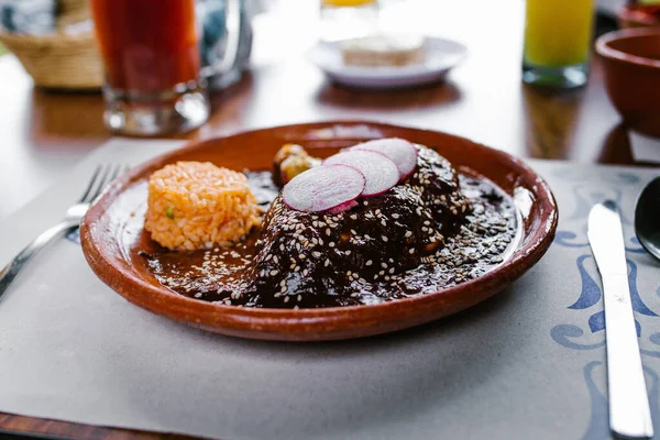 Mole Poblano Con Arroz Rojo Cocina Tradicional Mexicana Restaurante Ciudad —  Fotos de Stock