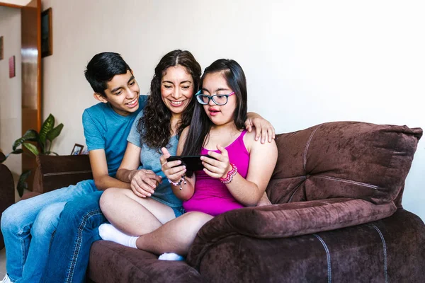 Λατινική Έφηβος Κορίτσι Σύνδρομο Και Την Οικογένειά Της Κάθεται Στον — Φωτογραφία Αρχείου