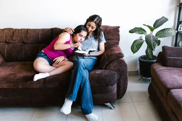 Μεξικάνα Έφηβη Σύνδρομο Και Μητέρα Της Ένα Βιβλίο Στο Σπίτι — Φωτογραφία Αρχείου
