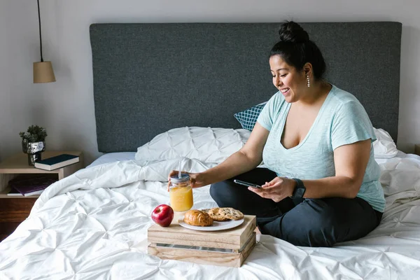 Junge Lateinamerikanische Size Frau Frühstückt Ihrem Zimmer Lateinamerika — Stockfoto