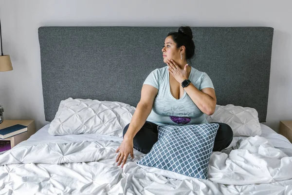 Lateinisches Mädchen Größe Entspannter Hals Sitzt Auf Dem Bett Lateinamerika — Stockfoto