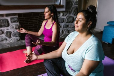 Hispanik insanlar kapalı gözlerle Meksika 'da meditasyon yapıyorlar, artı beden ölçüleri kadın.