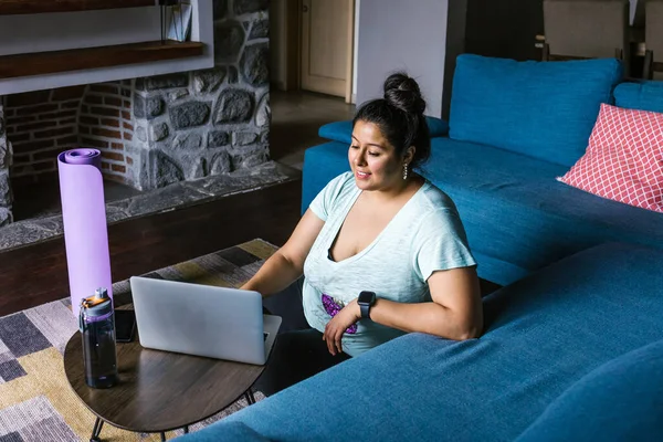 Junge Mexikanische Size Frau Sitzt Mit Laptop Auf Dem Boden — Stockfoto