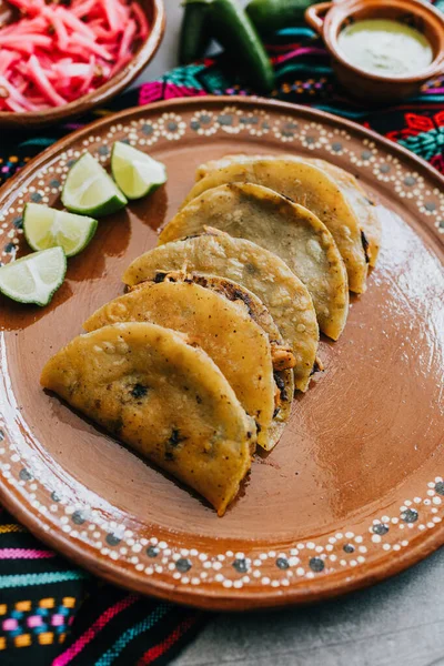 Tacos Mexicanos Fritos Dorados Con Limón Salsa Comida Tradicional Mexicana —  Fotos de Stock