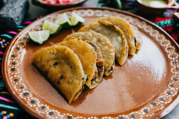 Tacos Mexicanos Fritos Dorados Con Limón Salsa Comida Tradicional Mexicana — Foto de Stock