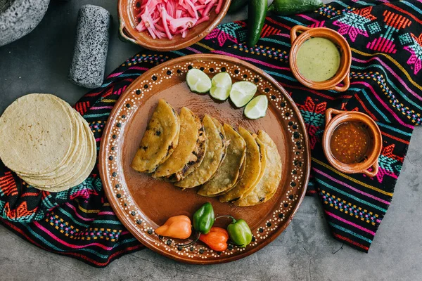 Tacos Mexicanos Fritos Dorados Con Limón Salsa Comida Tradicional Mexicana —  Fotos de Stock