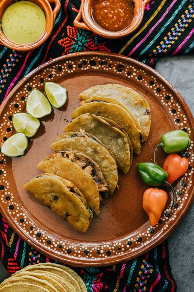 Tacos Mexicanos Fritos Dorados Con Limón Salsa Comida Tradicional Mexicana — Foto de Stock