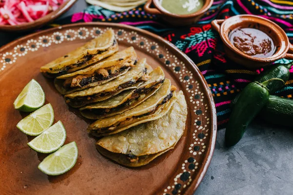 Tacos Mexicanos Fritos Dorados Con Limón Salsa Comida Tradicional Mexicana —  Fotos de Stock