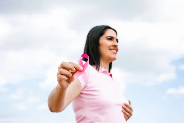 Ritratto Donna Latina Che Tiene Mano Nastri Rosa Consapevolezza Del — Foto Stock