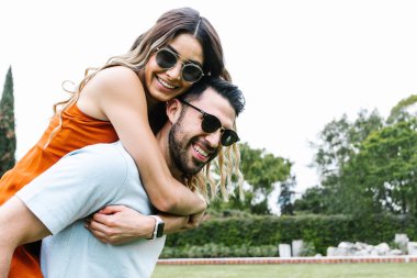 Latin Amerika 'da aşık genç bir çift eğleniyor ve güzel doğanın tadını çıkarıyor.