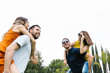 Latin Amerika 'da eğlenen bir grup Latin arkadaşın portresi.