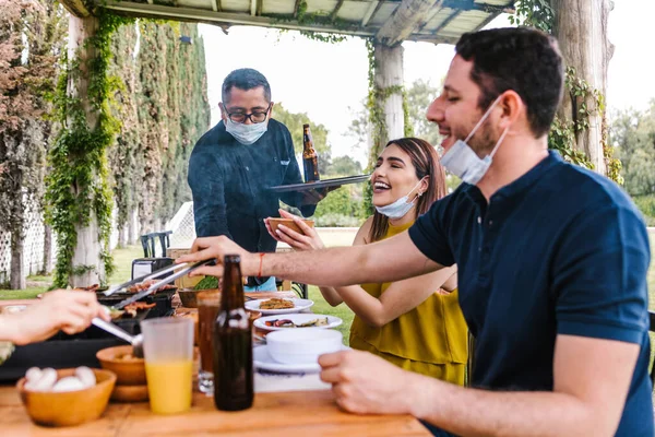 Skupina Latinských Přátel Maskami Terase Mexické Restaurace Nebo Baru Účasti — Stock fotografie