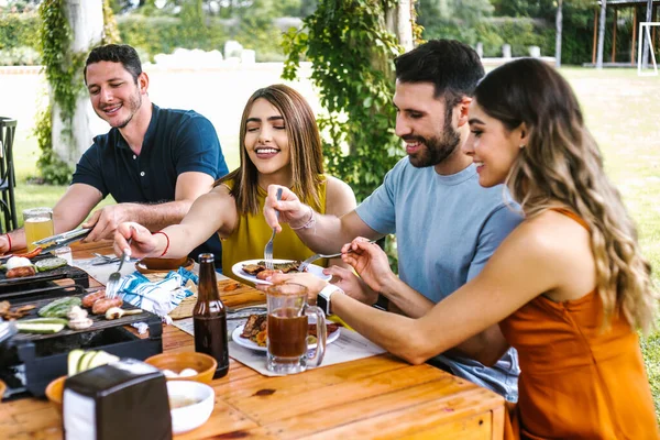 Groupe Amis Latins Mangeant Nourriture Mexicaine Sur Terrasse Restaurant Mexique — Photo