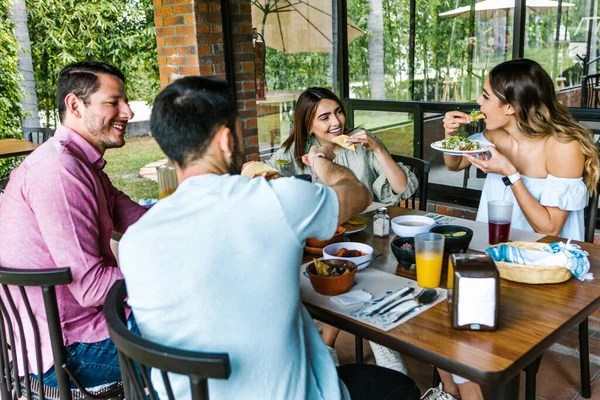 Groupe Amis Latins Mangeant Nourriture Mexicaine Sur Terrasse Restaurant Mexique — Photo