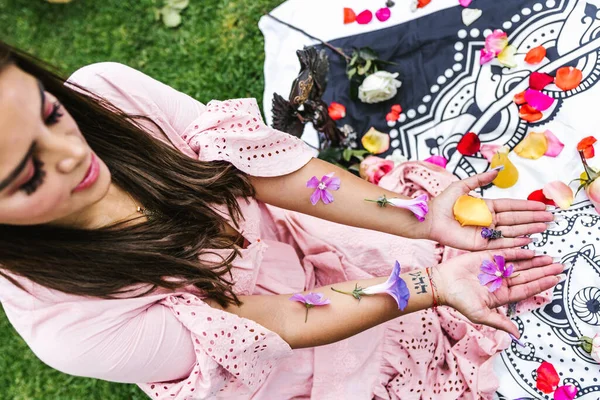 Young Mexican Woman Flowers Her Arms Sitting Her Legs Holistic — Stock Photo, Image